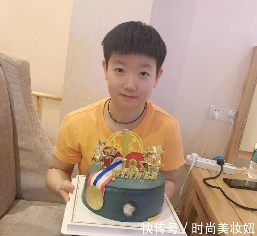 运动员们|孙颖莎不愧是“团宠”,穿T恤配娃娃脸太可爱,实力摘银太长脸