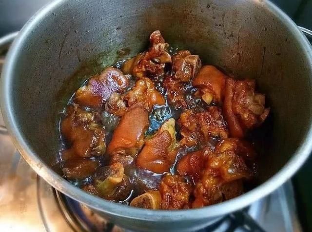 高压锅|老妈炖的“猪蹄”，不用高压锅，只需一招，软烂入味不油腻