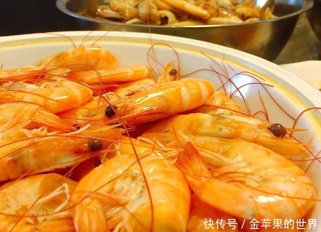 才知道,白灼虾要煮几分钟,大厨牢记这3点,虾肉鲜嫩无腥味