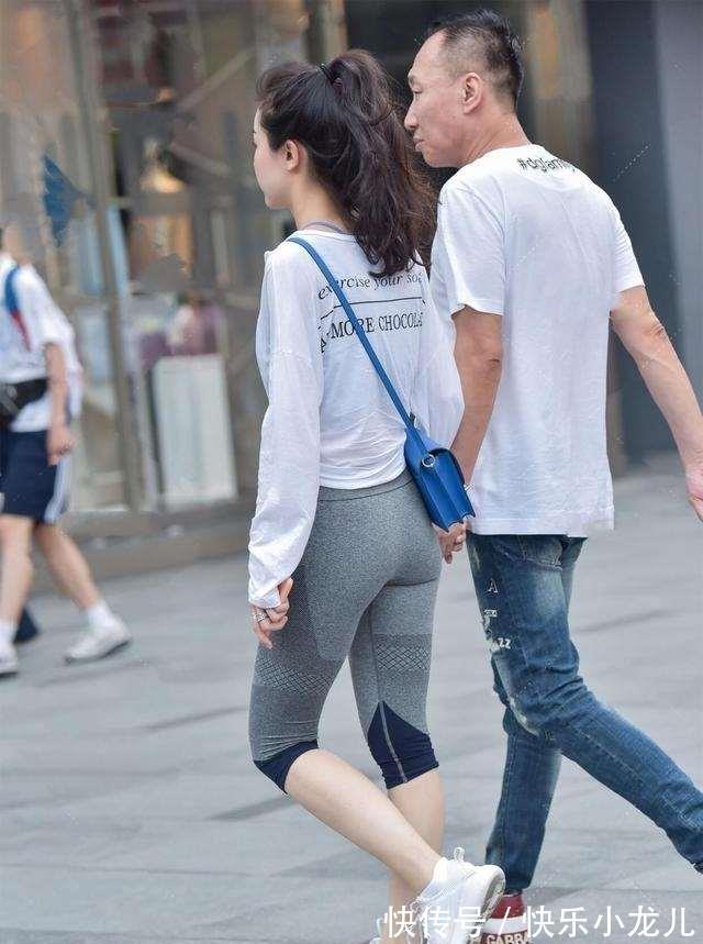 背心 黄色背心搭配白色裤子,时尚又显瘦的利器,又有优雅小知性