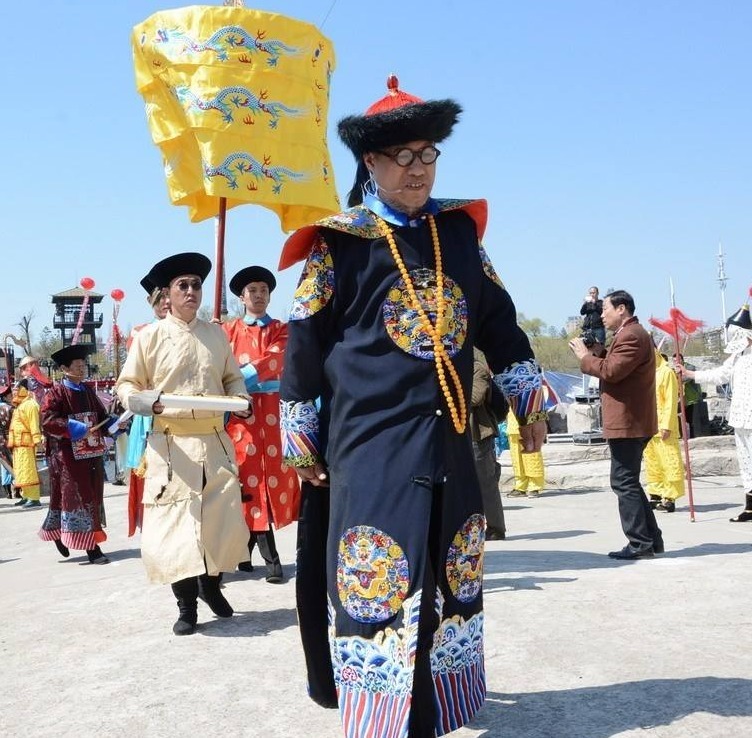 皇室|乾隆七世孙手戴上亿玉扳指，如今穿龙袍，以皇帝身份祭祖