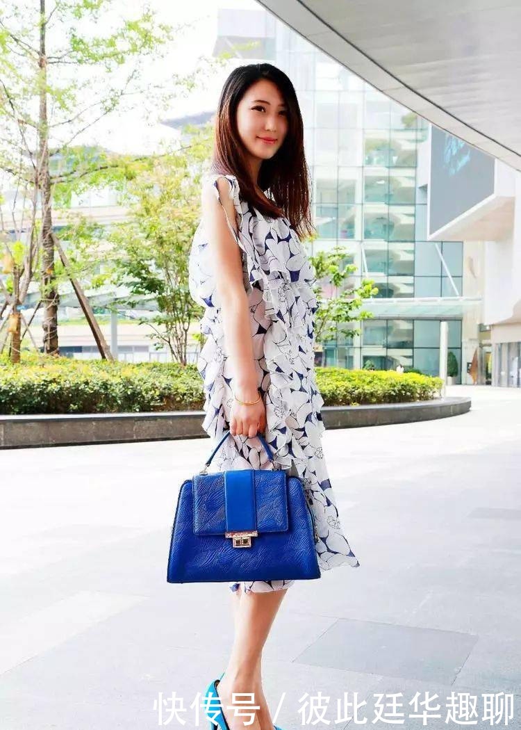 搭出|美女脚上一双尖头高跟鞋穿搭出街,看上去特别的有气质