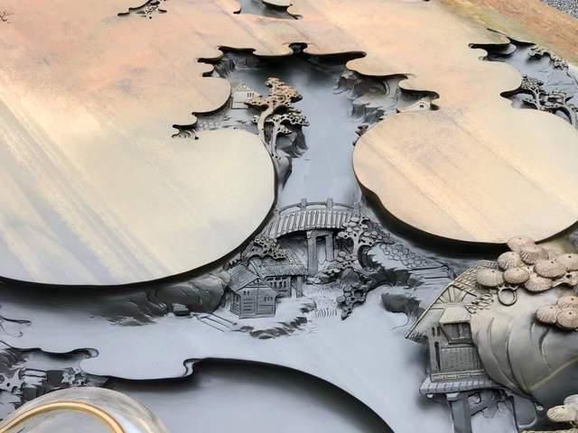 真正的“难得一见”,把长近2米的石头刻成山水画,还制成了茶盘
