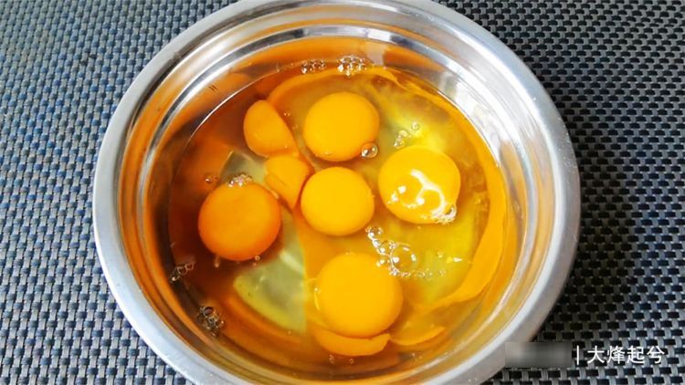 一碗清水也能炒鸡蛋？不用1滴油，鲜嫩好吃，即将失传的经典老菜