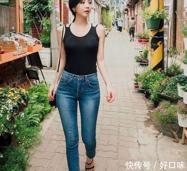 时尚|时尚穿搭:紧身牛仔裤简约不失潮流感,展现身材的苗条感!