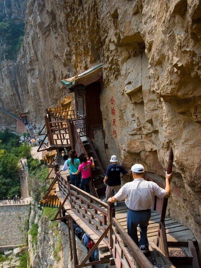 山西悬空寺仅由独木支撑千年，被誉为古建筑史上的奇迹！