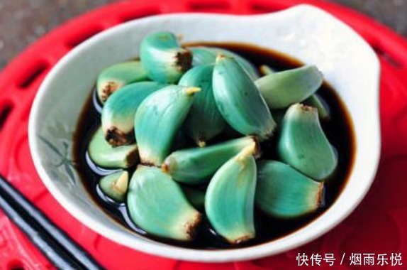 泡腊八蒜,直接加醋就错了,牢记2个关键,12小时就绿,酸辣脆爽