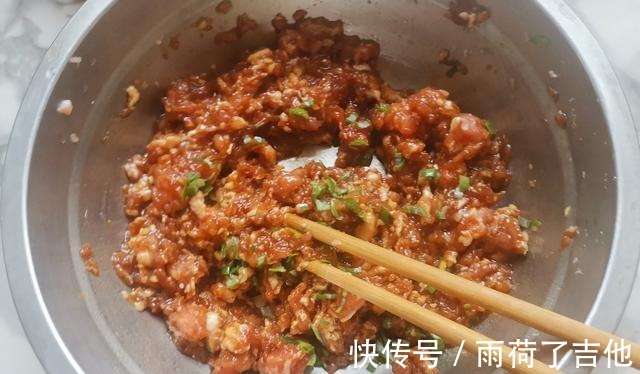 冬天包饺子，白菜萝卜靠边站，用它鲜美多汁特好吃，连吃2盘真香！