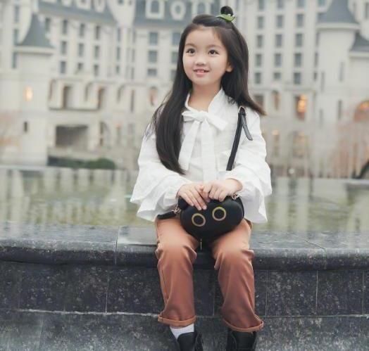 “我要赚钱养弟弟”，4岁的阿拉蕾被过度消费，如今长成了这样