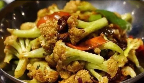 炒花菜时,万万别直接下油锅!多加“1步”,花菜又香又脆