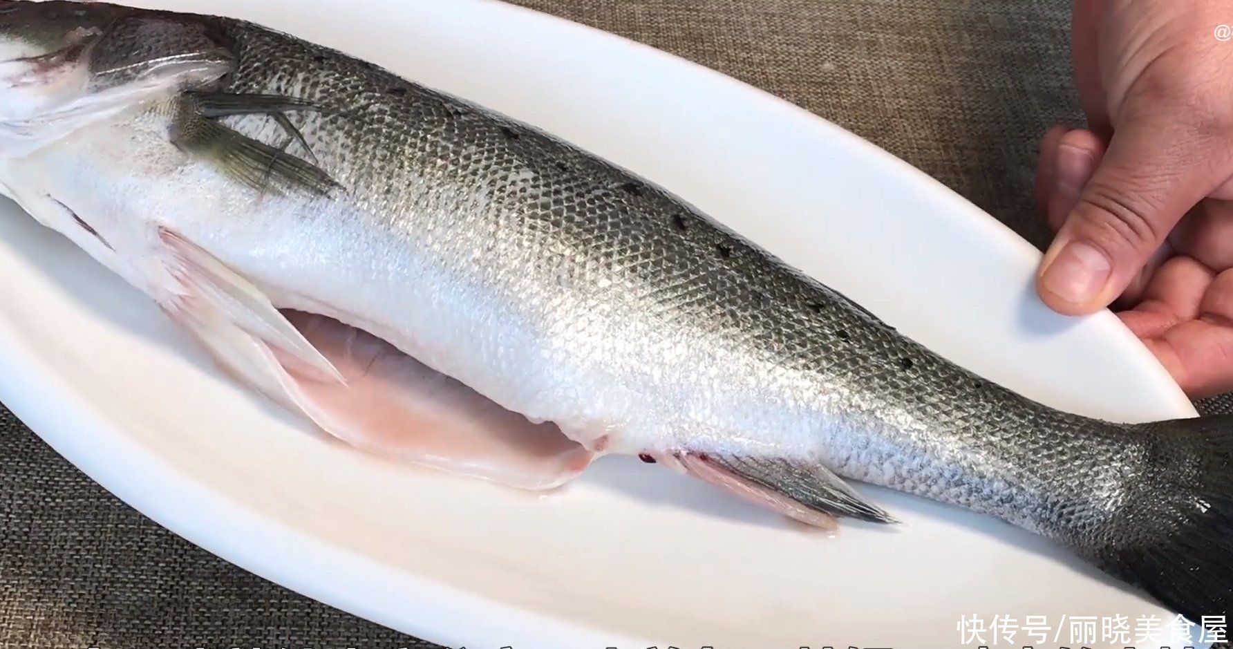 不管煎什么鱼，切记不要直接下锅，教你一招，不粘锅不掉皮