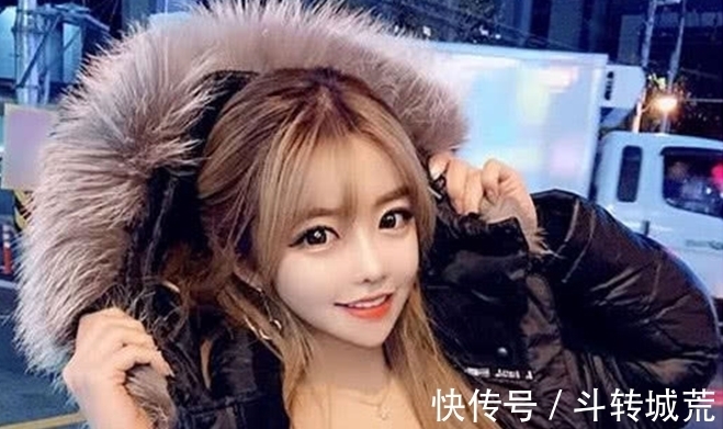 美女爱练瑜伽,芭比面孔很吸睛,漫画腿回头率爆棚