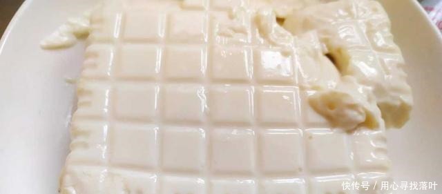 皮蛋拌豆腐,酸甜辣爽,特别好吃的一个凉菜