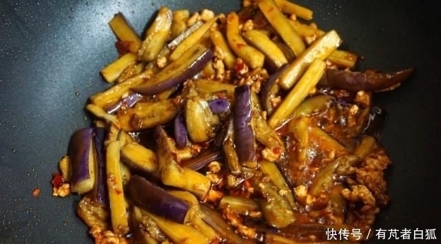炒茄子,不要切好直接下锅,不入味还吸油教你大厨做法,太香了