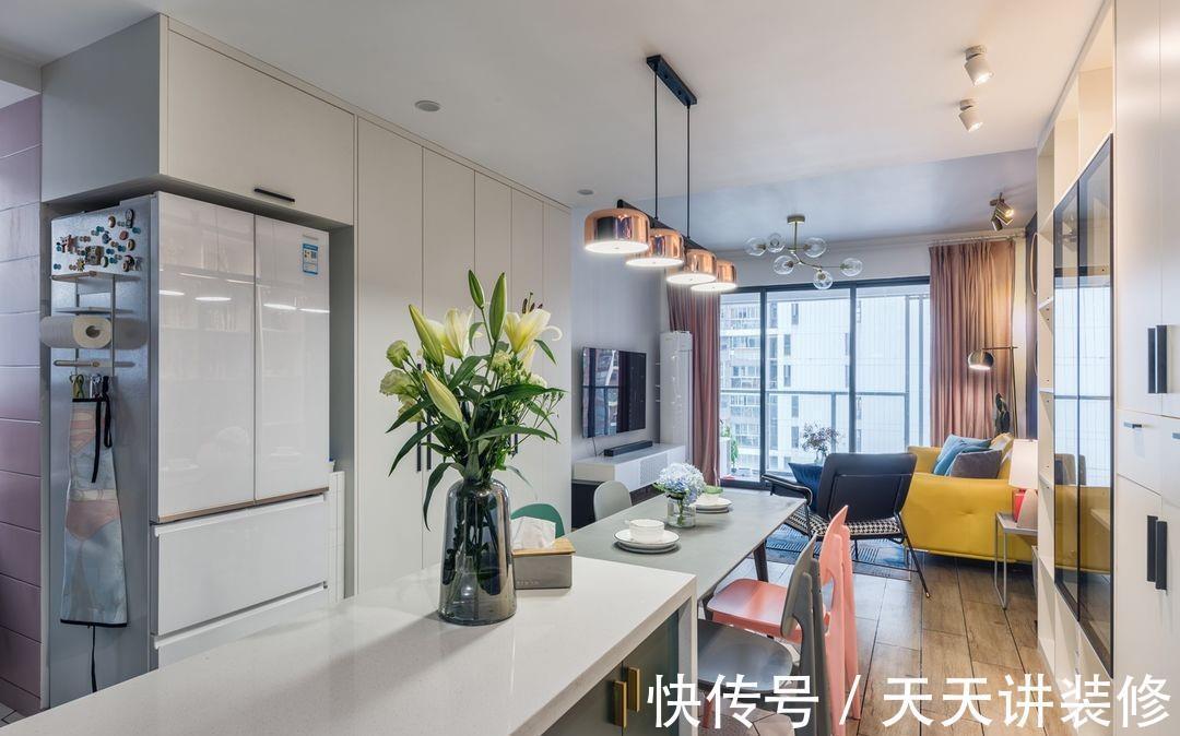 小星球|克莱因蓝加上亮丽黄，撞色的设计更为独特，满足我们对新家的设想