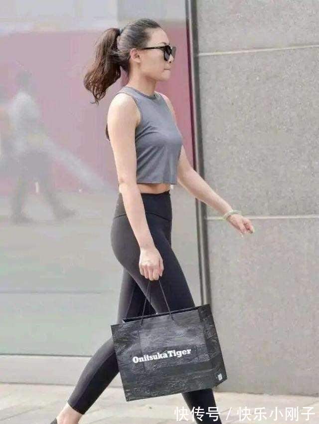 女生 气质出众的打底裤搭配技巧,用心挑选和搭配的女生,走路带风