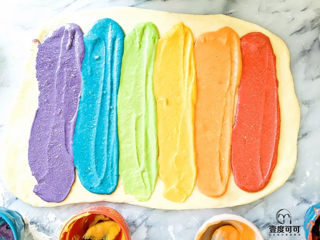 一款香草味的彩虹巴布卡，搭配榛子和白巧克力的美味组合！