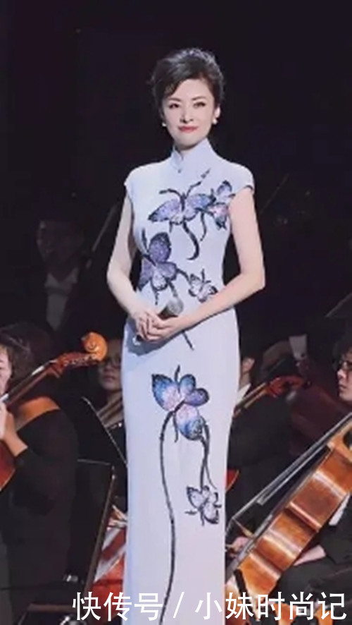 周涛不愧是主持一姐 穿黑色中国风服装好柔美 猛一看以为25岁