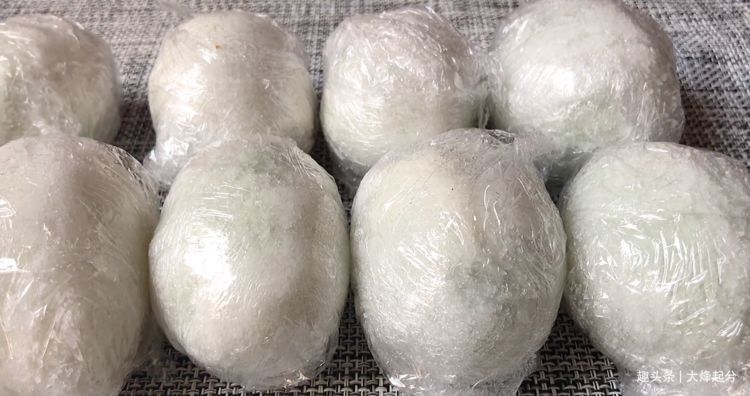 把白酒倒进鸭蛋里，真是厉害了，个个翻沙流油，吃着满嘴留香