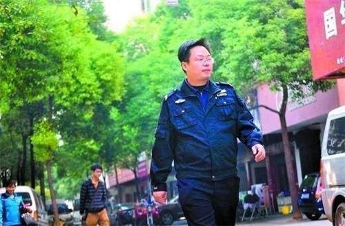 他17岁考入清华，毕业后放弃高薪工作回乡当保安，从不去同学聚会