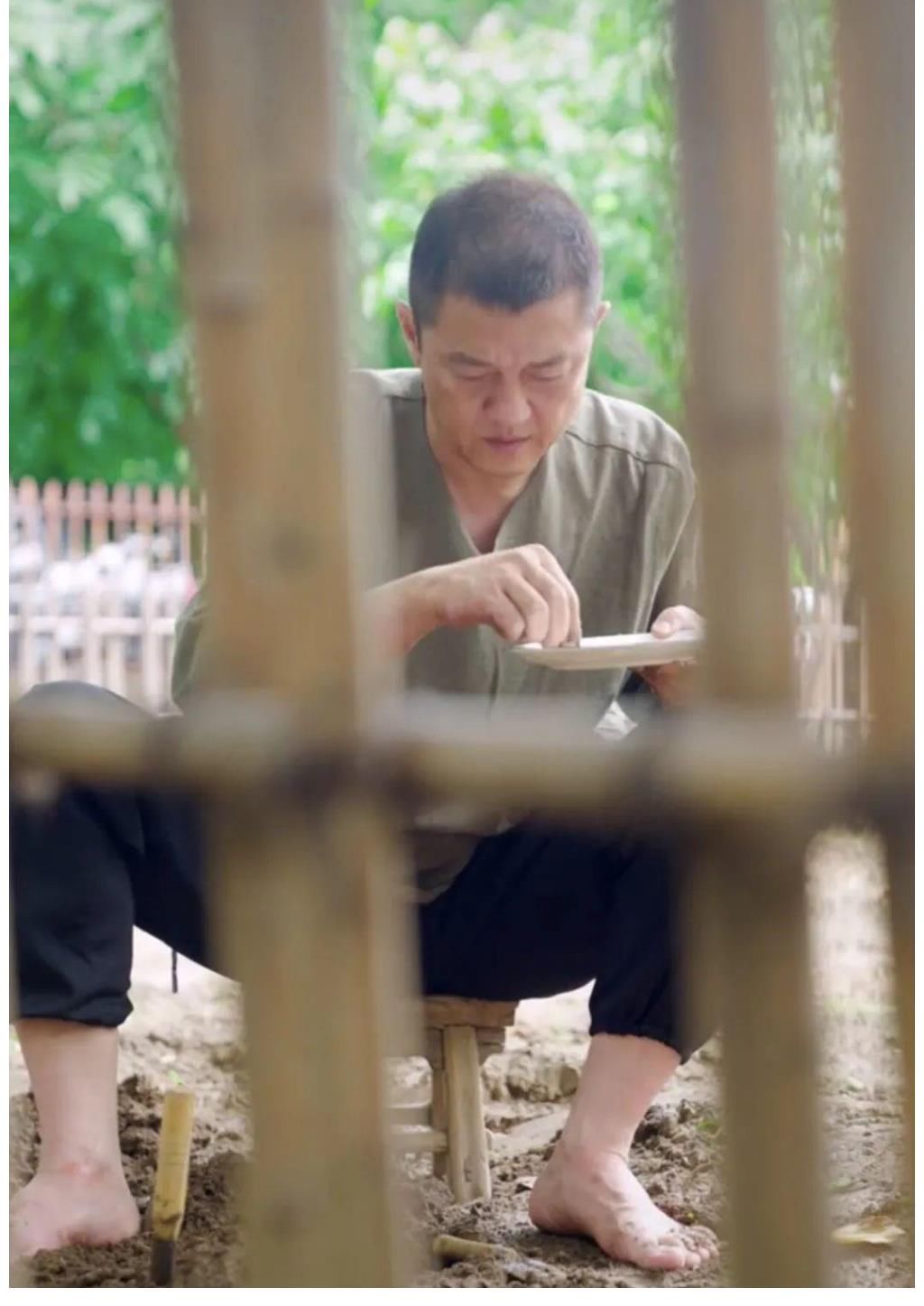 豪宅|李亚鹏又晒下厨视频,被冻结7千万后,49岁在豪宅院子种菜