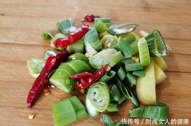 在南方少见，东北常见的一种野菜，加些排骨一炖，真的是一道美味