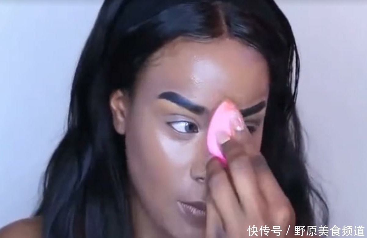 走红|“非洲妹”化妆走红,涂完几层底粉后,网友:不相信女人