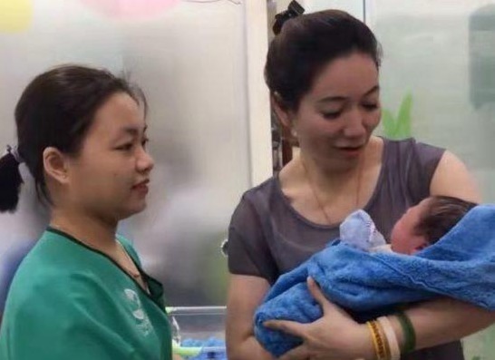 皮肤|“最美外婆”走红网络,成为产房焦点,外婆:别看我呀,看我孙子