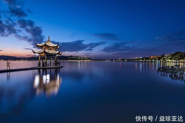 中年|为何中国人旅游喜欢逛遍所有景点,外国人却更喜欢找个地方发呆