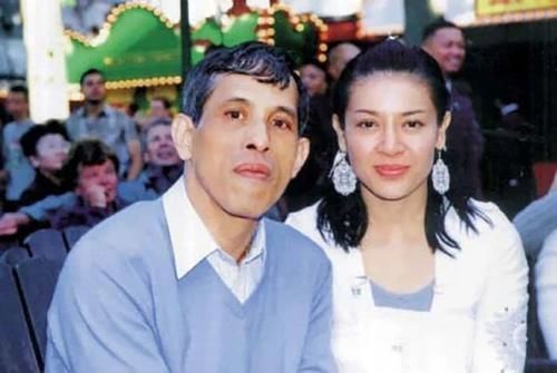 波浪|42岁西拉米终于不装嫩烫波浪刘海配盘发,高贵成第二个诗丽吉