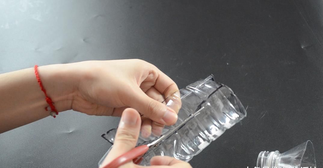 用处|喝完的塑料瓶不要扔, 剪几刀, 放在家里有大用处, 人人见了都夸好