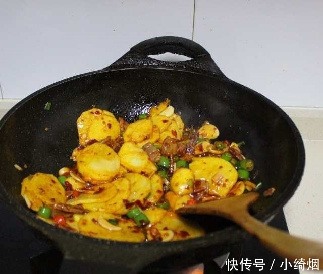 干锅土豆片,香辣过瘾,做法简单,好吃到放不下筷子