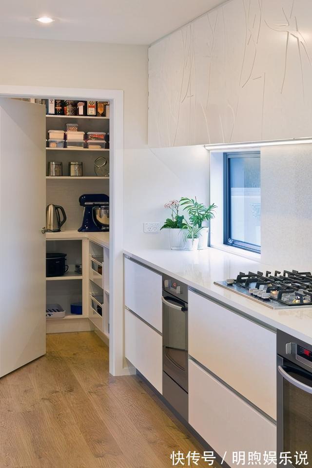 台面|日本厨房从不装吊柜,而是用1㎡步入式储藏室代替,归纳整齐省心