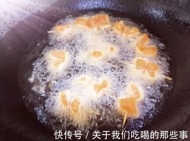 可口|鸡胸肉只会炸鸡排？学会这个做法，酥香可口，比烧烤好吃，真解馋