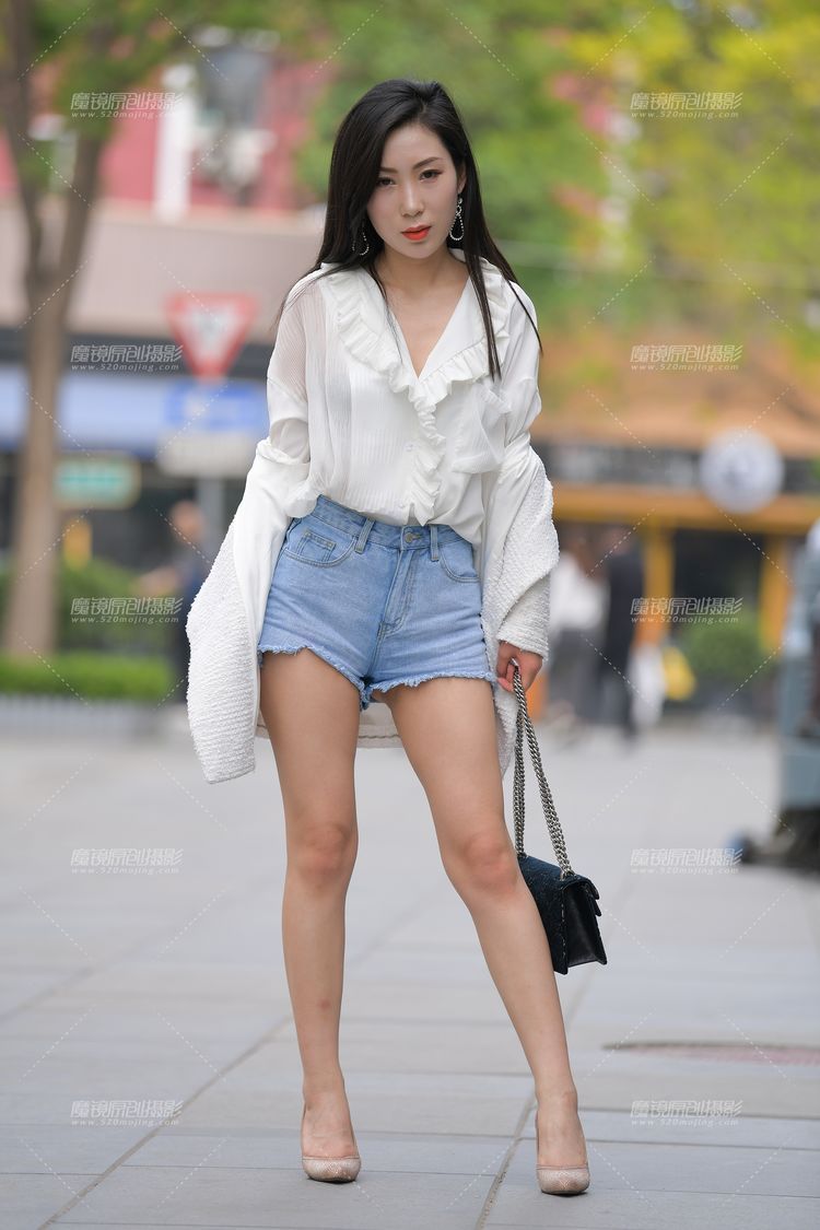 热裤 初秋穿搭:深灰色长袖衫配上黑灰色热裤,修身显瘦,美丽高挑