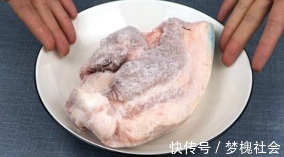 老板|解冻肉时,最忌直接泡水!肉贩老板教你一招,肉质鲜嫩不腥柴!