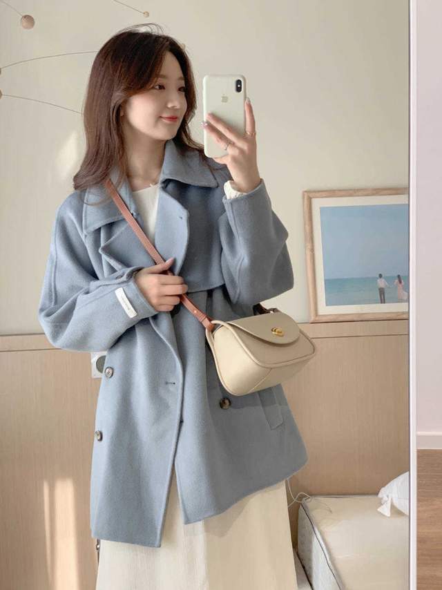 大衣|不止黑白灰经典,今冬更流行雾霾蓝大衣,时髦又百搭,太经典了
