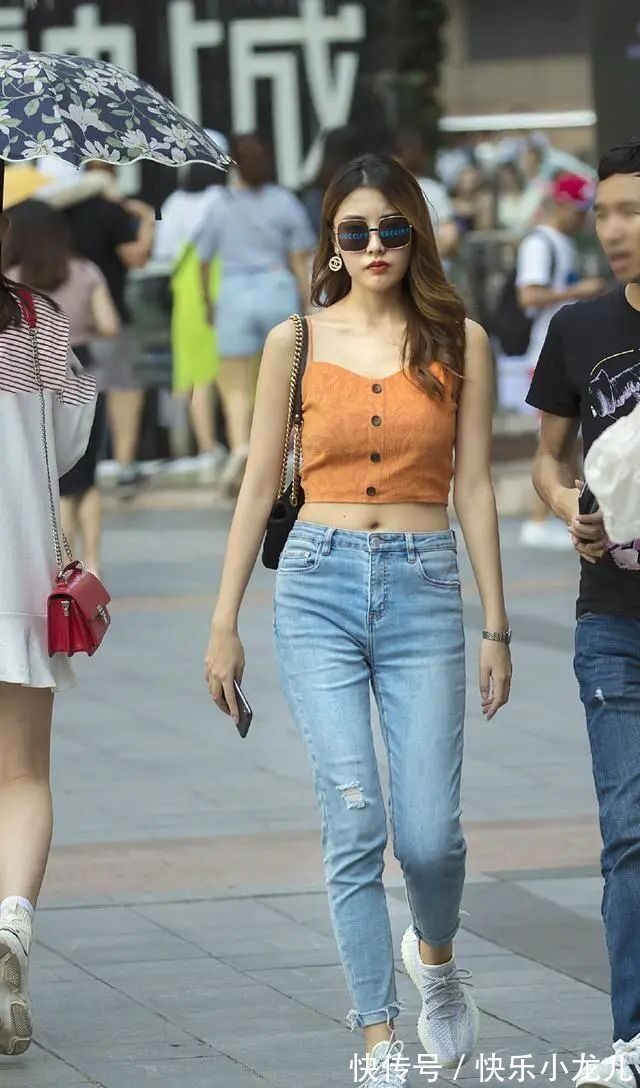 裹脚布 灰色性感上衣搭配灰色经典短裤，想要穿好，首先就要选对颜色