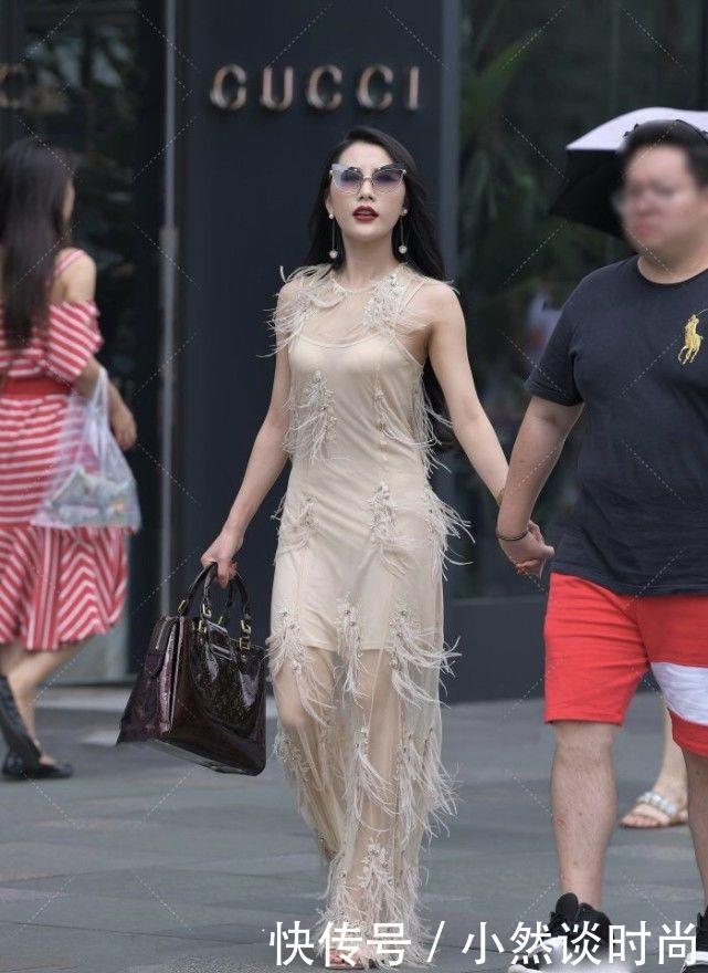 卡其色连衣裙搭配棕色手包,不仅拥有美丽脸庞,而且拥有高贵气质