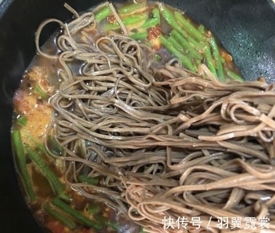 豆角|豆角焖面,面条直接下锅是错的,多做1步,根根干香入味,不粘连