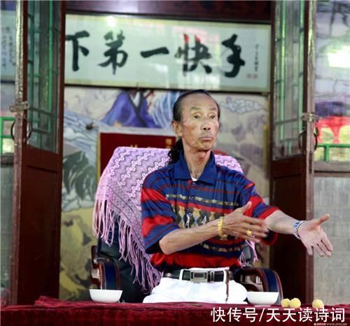 他是缩骨功唯一传人，已练功60年，曾在3台摄像机下不漏任何破绽