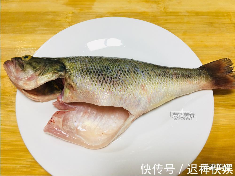 清蒸鲈鱼时,放盐和料酒就错了,教你正确做法,鱼肉鲜嫩没有腥味