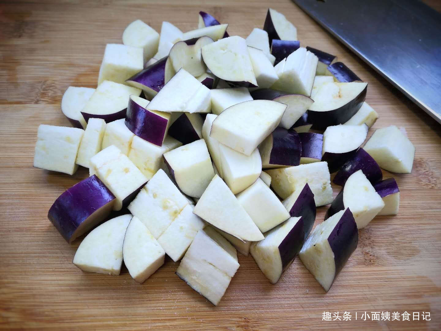 炒茄子时,先放油就大错特错了,多加一步,茄子不吸油还软嫩!