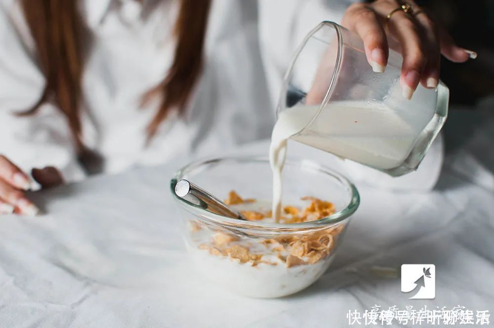 含有|每天坚持喝牛奶的方式不对，不仅不补钙，可能还会“缺钙”！