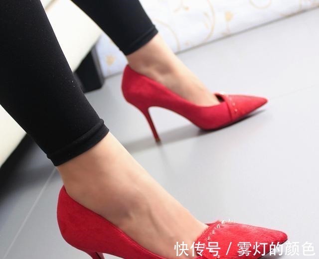 性感 高跟鞋虽性感,但今年流行低跟鞋,优雅时尚有气质还不累脚