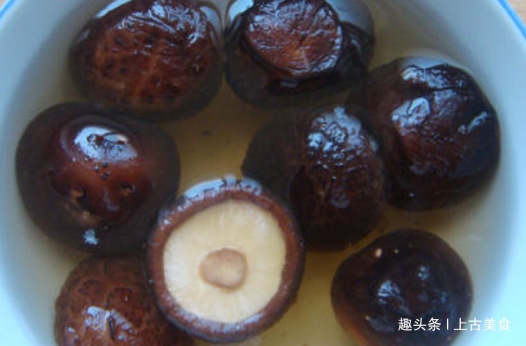 香菇水洗或焯水都是大忌,用这1招,脏东西乖乖溜走,干净又卫生