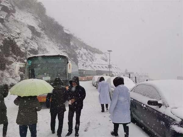 昆明|欢度春节勿忘安全：昆明轿子山突降大雪，景区称4000余游客已全部安全摆渡下山