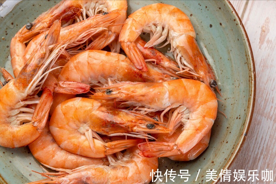 白灼虾|新鲜大虾上市了，白灼虾切记不要用水煮，教你一招，鲜味不流失