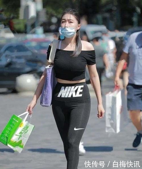 尖头 美女脚上搭配上一双白色的高跟鞋，走起路来充满着自信