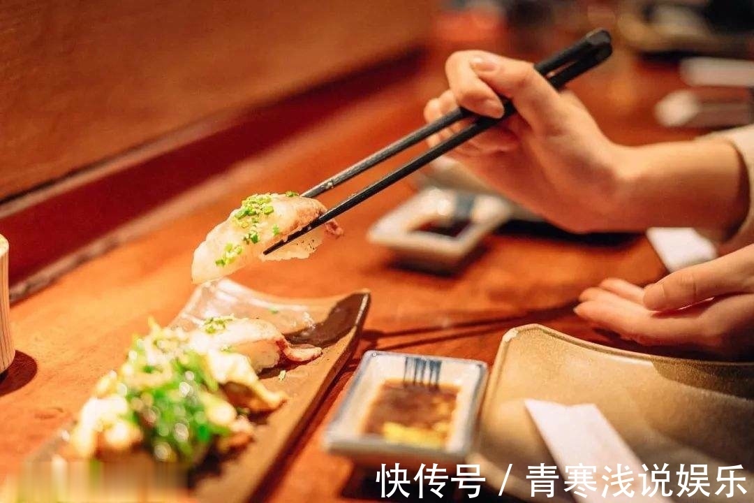 阿明#饭局上,有这2个细微动作的人,说明城府太深,别深交,能避则避